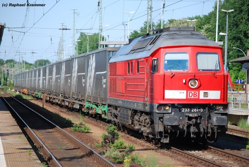 Mit leichter Versptung kam der Gterzug von den Ford-Werken mit 233 281-5 am 25.05.09 im Bahnhof Wannsee an. Eine 185er wartete bereits im Vorfeld des Bahnhofes, um den Zug zu bernehmen.