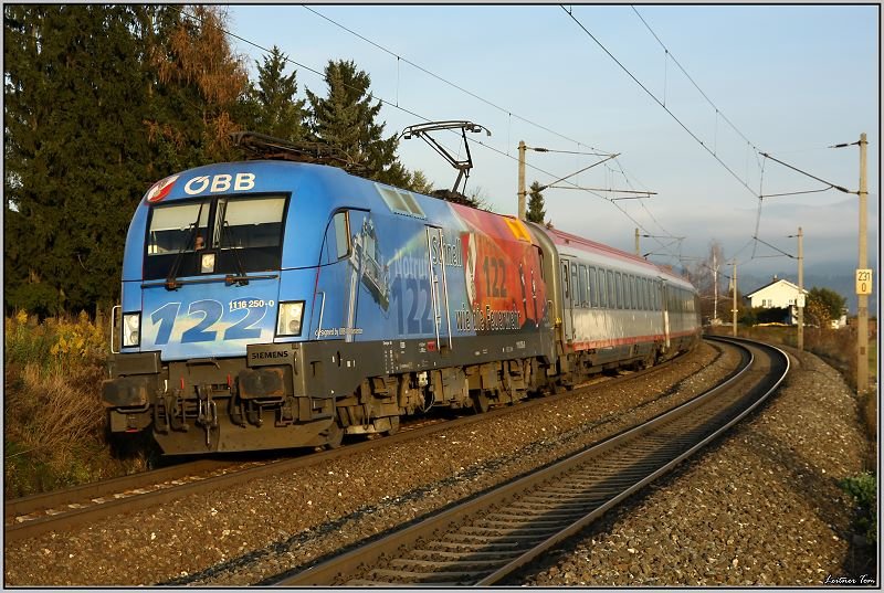 Mit den letzten Sonnenstrahlen fhrt der neue Feuerwehr Taurus 1116 250 am EC 33  Allegro Stradivari  in Zeltweg ein.
10.11.2008