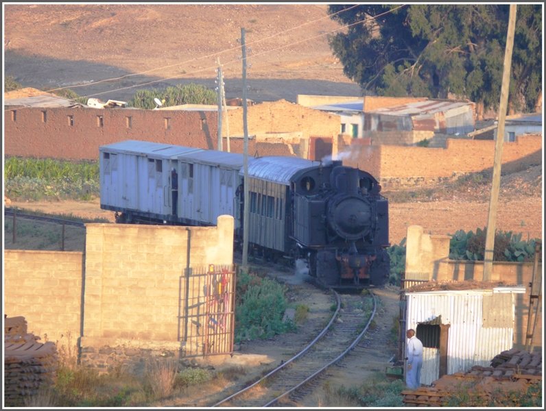 Mit den letzten Sonnenstrahlen gegen 17.30Uhr erreicht die 442.55 das Eingangstor zum Bahnhof Asmara. (31.10.2008)