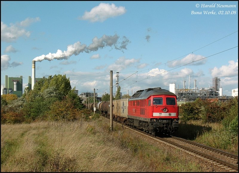 Mit Lfter voraus kommt 232 485 am 02.10.08 mit einem schnen Gterzug aus Buna Werke in Richtung Merseburg gefahren. 