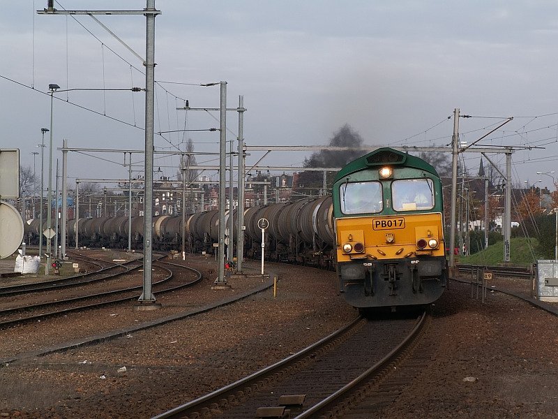 Mit mchtig Antritt zieht diese Class 66 einen Gterzug mit Kesselwagen in Richtung Roermond. Das Foto stammt vom 16.11.2007