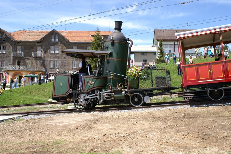 Mit meinem 500. Bild auf dieser Website mchte ich eine ganz besondere Lokomotive zeigen: Normalerweise steht die H 1/2 7 im Verkehrshaus Luzern. Anlsslich des 50-Jahr Jubilums des VHS wurde sie ber den Winter wieder flott gemacht und fhrt whrend dem Sommer 2009 wieder auf die Rigi. Sie durfte natrlich an der Fahrzeugparade auf keinen Fall fehlen. Rigi Staffel, 21.5.09.