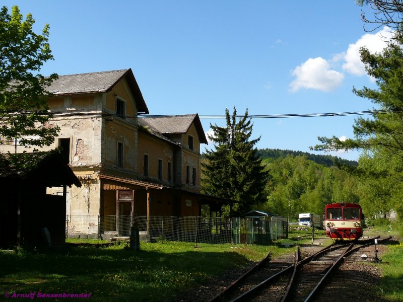 Mit Merklin geht es abwrts! 
Nun, unsere Modellbahnfreunde kennen solche Meldungen vom fast gleichnamigen Hersteller ja aus der letzten Zeit.
Hier ist aber der Bahnhof Merklin im bhmischen Erzgebirge gemeint, der nur noch eine Ruine ist. Fr den recht sprlichen Betrieb auf dieser schnen Stichstrecke wird er nicht mehr gebraucht. Der deutsche Namen des Ortes lautet allerdings nicht Mrklin, sondern Merkelsgrn.
Der  CD 810-441 hat uns gerade als Os27004 von Karlovy Vary hier hoch gebracht.

10.05.2008
