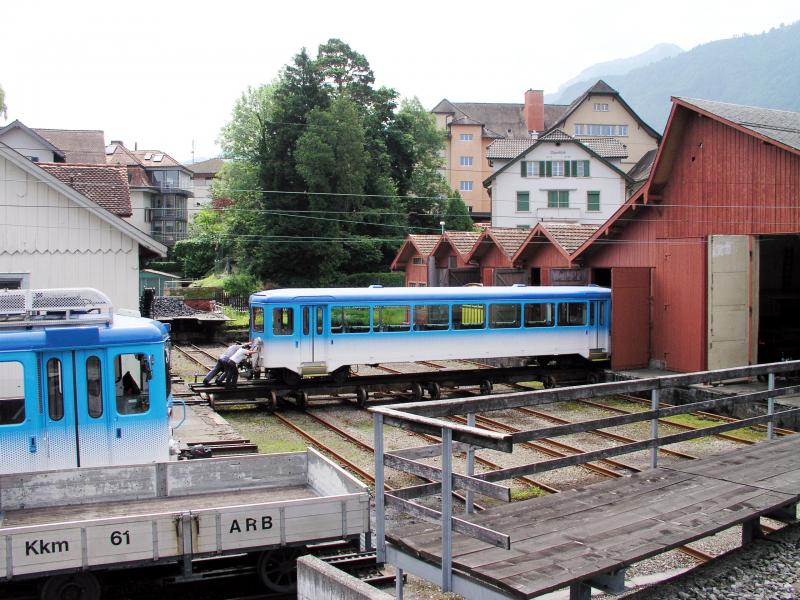 Mit Muskelkraft fhrt ein Beiwagen der Arth Rigi Bahn in die Remise. Am 22-7-2004