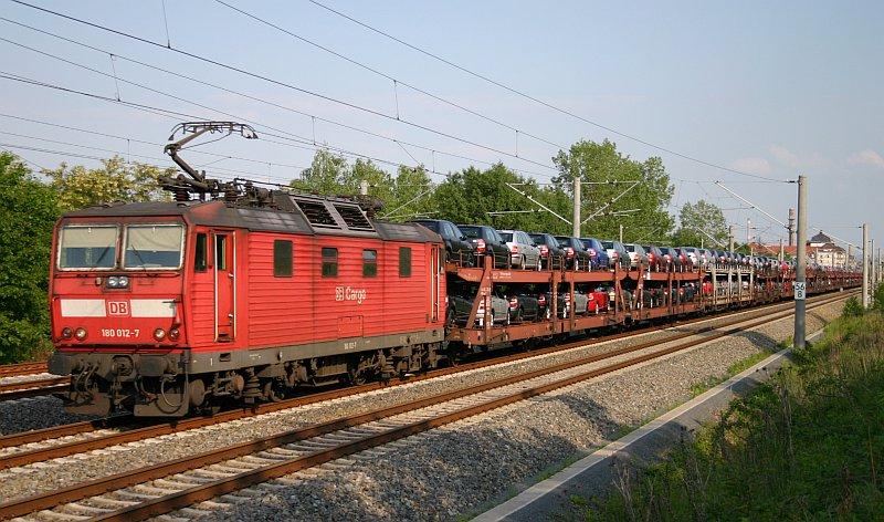 Mit neuer Konkurrenz im Gep�ck ist 180 012-7 am 24.05.05 bei Dresden-Doberitz.