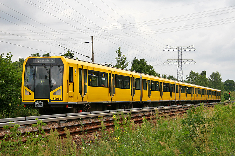 Mit der Nummer 5001 begann 1996 die ra des Typ  H  bei der BVG.
Hier ist dieser Zug Richtung Alexanderplatz unterwegs.
(05.07.2009)