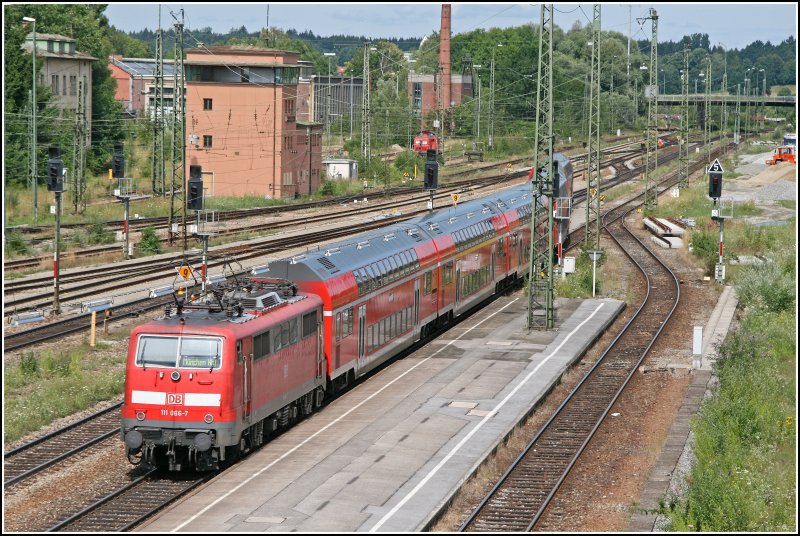 Mit  nur  7 Minuten Versptung schiebt die Mnchener 111 066 den RE 30018 von Salzburg Hauptbahnhof nach Mnchen Hauptbahnhof, aus den Bahnhof Rosenheim.