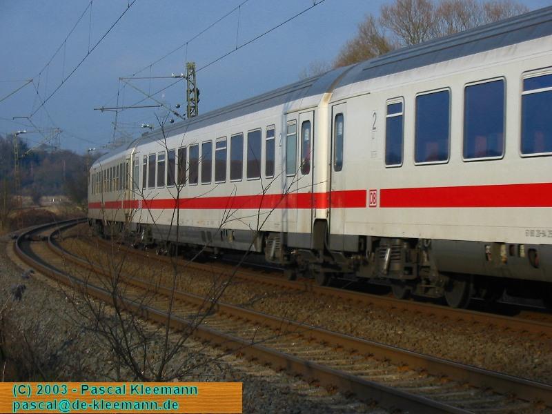 Mit nur 90 km/h zwngt sich der IC um diese Kurve. Ehrlich gesagt ist kaum zu verstehen, warum die Bahn hier IC einsetzt, er fhrt regelmig, teilweise groe Versptungen ein.