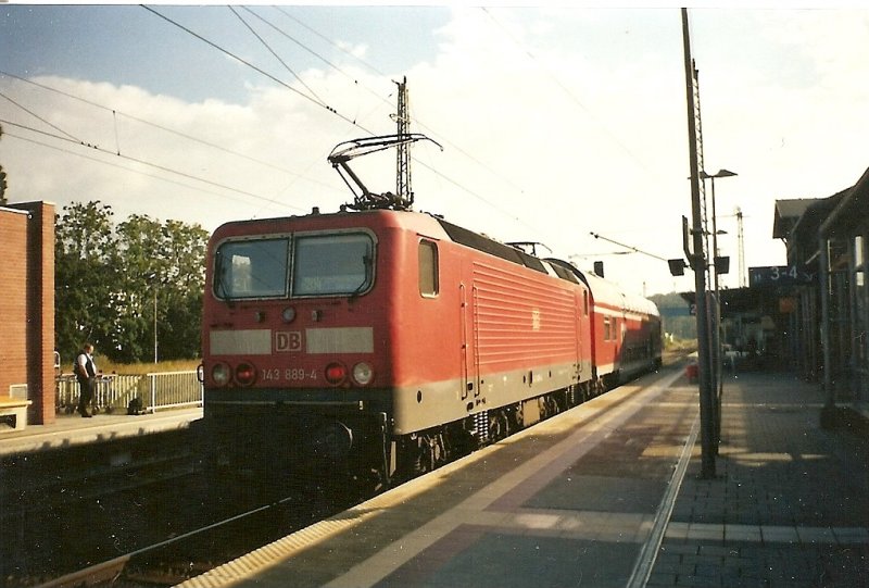 Mit nur dem Steuerwagen ist die 143 889 im Oktober 2007 auf dem Weg von Bergen/Rgen nach Binz