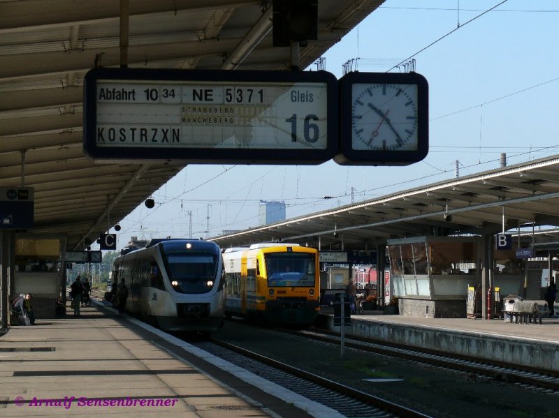 Mit der Oderlandbahn nach KOSTRZXN!
Oder doch nach Kstrin, das polnisch Kostrzyn heit? Nun diese schwierigen polnischen Namen haben die Anzeige hier in Berlin-Lichtenberg jedenfalls verwirrt.
Der graue NEB-VT 643.20 (Talent) fhrt als NE5371 von Berlin-Lichtenberg (ab 10:31) ber Mncheberg (an 11:09) nach Kostrzyn (an 11:46).  Rechts der gelbe Regio-Shuttle ODEG-VT 650-79, der als Zug OE80261 von B-Lichtenberg (10:27 ab) nach Werneuchen (10:56 an) fhrt.

27.09.2008 Berlin-Lichtenberg