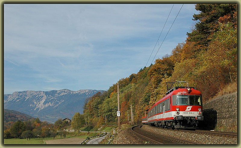 Mit der Rax als Kulisse - 4010 018 als IC 552  Stadt Bruck an der Mur  von Graz nach Wien kurz vor der Durchfahrt der Hst. Schl�glm�hl.