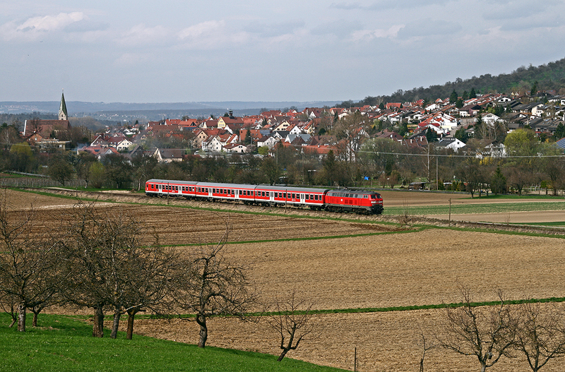 Mit der RB 13966 nach Wendlingen (Neckar) ist 218 431 am 8. April gemtlich zwischen den Ortschaften Brucken und Owen (Teck) unterwegs.