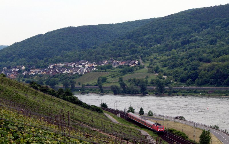 Mit RB 15534 nach Koblenz ist diese unerkannt gebliebene 143 am 21.05.08 bei Lorch unterwegs.