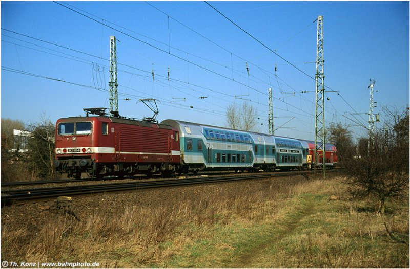 Mit RB 22790 nach Koblenz fhrt am 15. Februar 2001 die im alten DR-Farbschema gehaltene 143 910-8 in den Bahnhof von Ingelheim ein. 