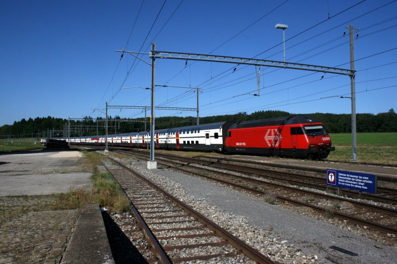 Mit Re 460 091 bespannt durchquert IC 721 (Genf Flughafen - St. Gallen) am 31.8.2009 den Bahnhof Chenens. 