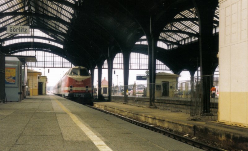 Mit RE Leipzig-Falkenberg-Hoyerswerda-Grlitz, erreichte 219 065-0 ihr Ziel Grlitz. Den Zug hatte sie ab Hoyerswerda am Haken. Bild von September 1999.