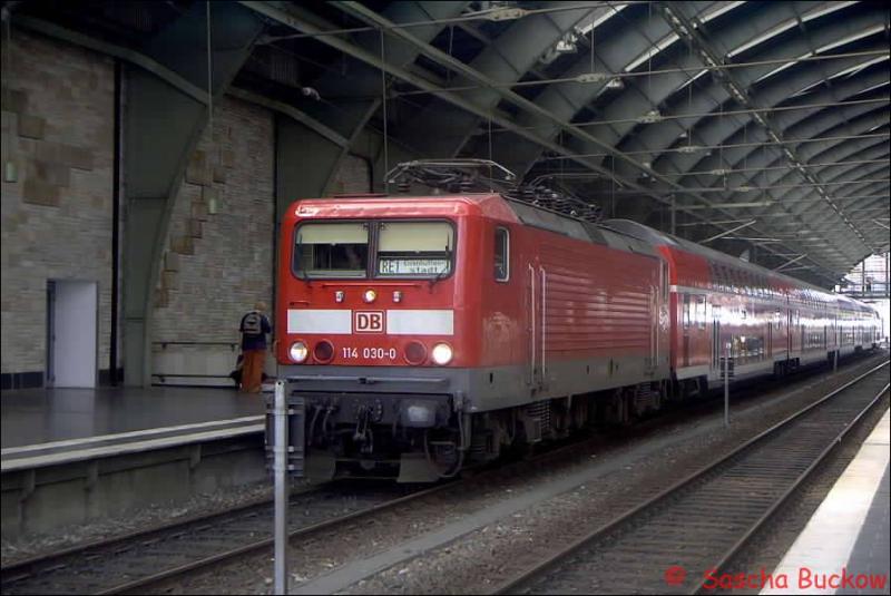 Mit RE1 nach Eisenhttenstadt legte BR 114 030-0 im Sommer 2002 einen kleinen Stopp in Berlin Ostbahnhof en.