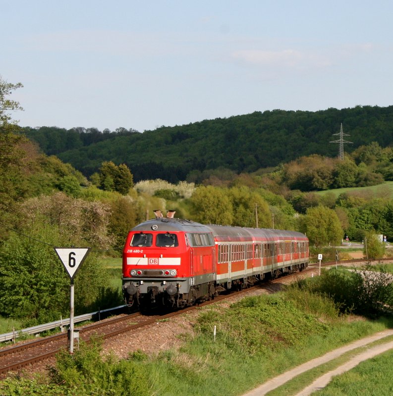 Mit einer Regionalbahn von Heidelberg nach Eppingen ist 218 480 am 02.05.08 zwischen Steinsfurt und Reihen unterwegs.