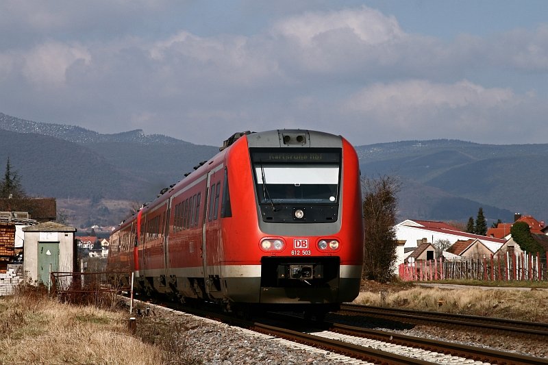 Mit den Regionalexpresszgen der Relation Neustadt (Weinstrae) - Karlsruhe erreichen die Kaiserslauterner 612er ihr sdlichstes Einsatzgebiet. RE 3817 passiert mit 612 503/003 als fhrender Triebzug den Fotografen bei Edesheim.