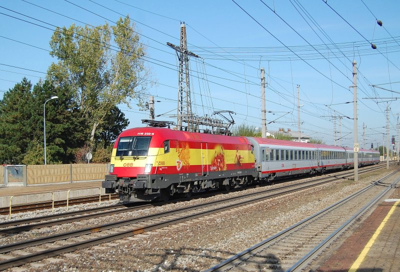 Mit einer Reisegeschwindigkeit zwischen 150 und 200 km/h
ist die 1116 232  EM-Spanien  mit dem EC 642 Hotel IBIS 
am 13.10.2008 in Marchtrenk durchgefahren.