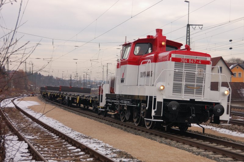 Mit Revisionsdatum 26.11.2008 durchfuhr 364 847-4 den Treuchtlinger Bahnhof mit ein paar Niederbordwagen und machte sich weiter auf den Weg nach Mnchen-Pasing, um dort beim Bahnhofsum-/ausbau zu helfen. (Treuchtlingen, 28.11.2008)