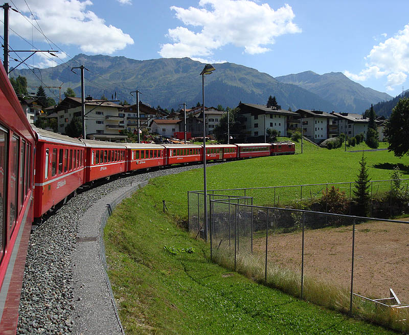 Mit der RhB von Landquart unterwegs kurz vor Klosters. Gezogen wird unser Zug von einer Ge 4/4 II. Von dort gehts dann weiter bis Ardez, da Streckenunterbruch zwischen Ardez und Scuol. 01. Sept. 2009, 14:31