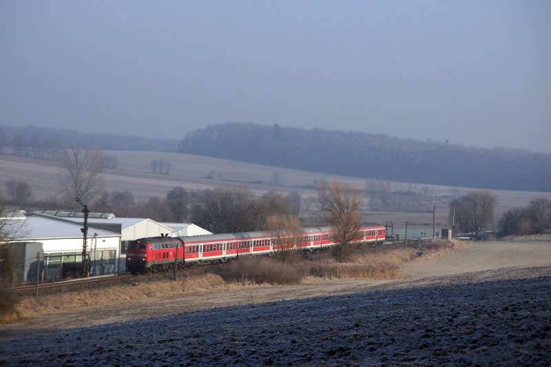 Mit rund 15 Minuten Versptung eilt eine unbekannte 218 mit ihrem morgendlichen Regionexpress am 22.12.07 bei Grombach ihrem Ziel, Mannheim Hauptbahnhof, entgegen. Nchster Halt ist Sinsheim. 