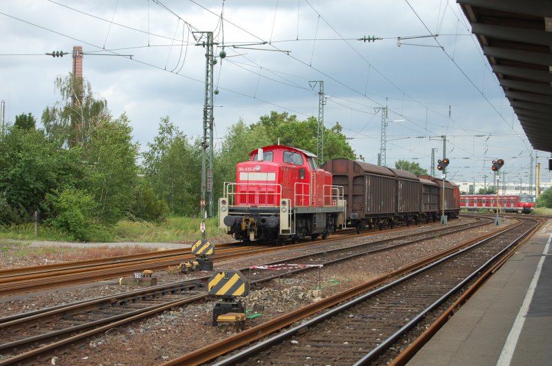 Mit sauberem Lack prsentiert sich 294 635-8 am 28.5.2009 vor ein paar Gterwagen in Bietigheim-Bissingen.