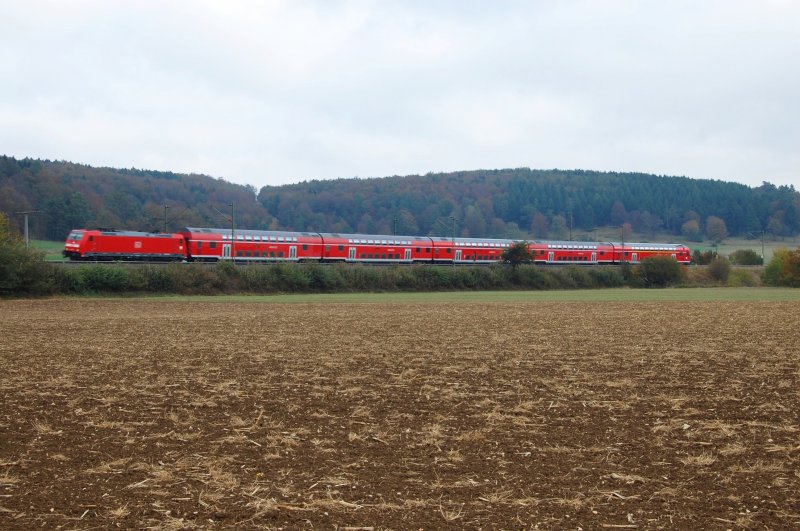 Mit Schmackes scheucht eine 146 ihren RE in Richtung Geislingen; 19.10.09