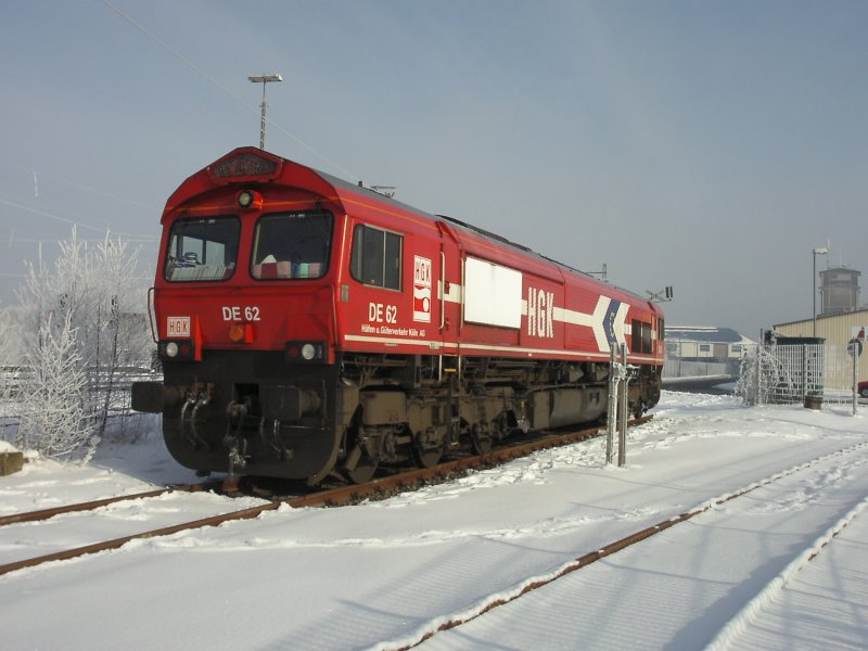 Mit Schnee und ohne Klimakatastrophe: Class 66 Diesellok DE 62 der HGK (Hfen und Gterverkehr Kln AG) wartet am 4.3.2005 vor dem Bahnhof Brake/Utw.