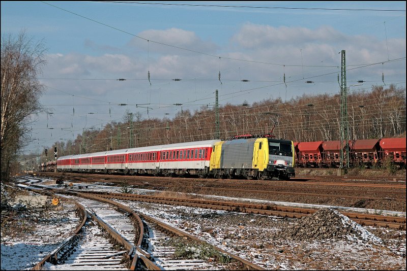 Mit einer Schneenase legt sich die E189 932 mit dem AZ 13314 aus Villach bei Ehrenfeld in die Kurve. Ziel des Zuges wird der Dortmunder Hauptbahnhof sein. (23.03.2008)