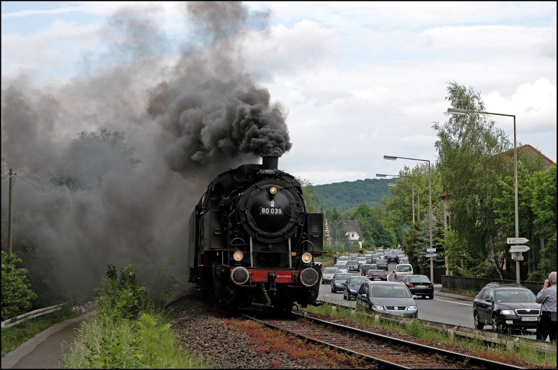Mit einer sch�nen Qualmentwicklung stampft die 80 039 die Steigung hinauf. Die Faszination der Dampflok l�sst sogar einen kleinen  Stau  auf der Bundesstra�e entstehen. (25.05.2008)