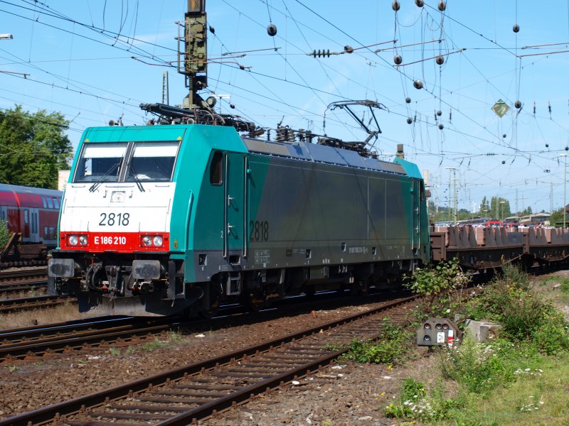 Mit Schwung fhrt E186 210 mit einem Zug voller Metallbarren aus Aachen West auf die Rampe richtung Montzen zu. Der Zug scheint sehr schwer zu sein weil die Cobra Lok heute Schubhilfe von 152 028-7 bekommt um die Steigung bis zum Gemmenicher Tunnel zu meistern. 