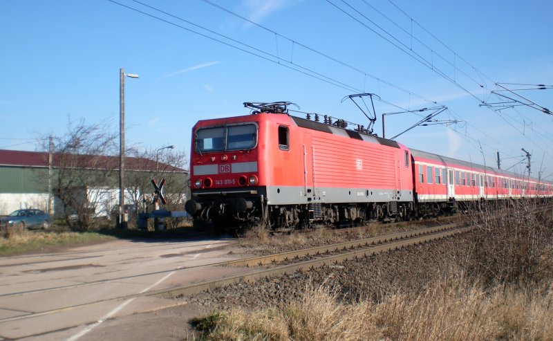 Mit sehr geringer Geschwindigkeit zieht 143 011-5 ihren Regionalexpress aus Halle nach Kassel Willhelmshhe. Langsamfahrstellen gehren ja zwischen Halle und Nordhausen zur Tagesordung...Aufnahme vom 11.02.2008 in der Nhe des Bahnhofs Wallhausen (Helme).Dieser besitzt berigens noch die konventionelle Signaltechnik. 