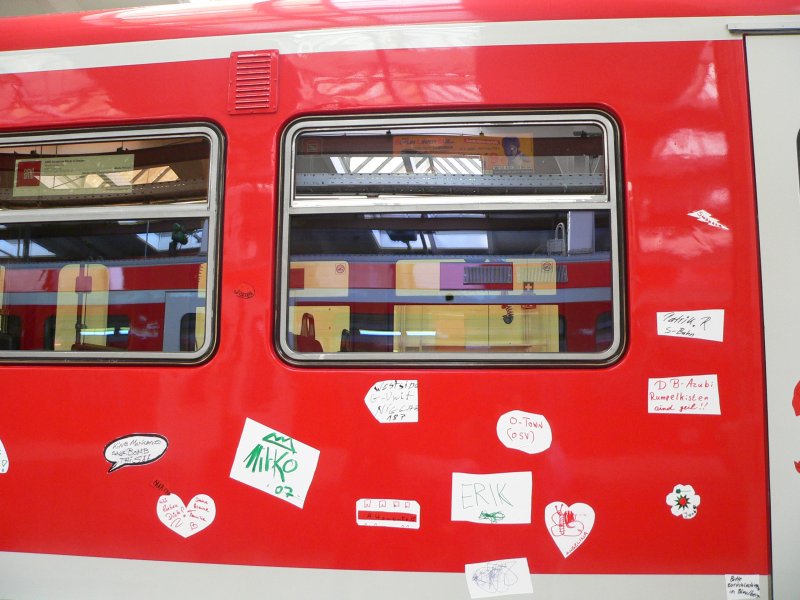 Mit selbstgemachten Aufklebern versehene S-Bahn, Ohlsdorf, 2.9.2007