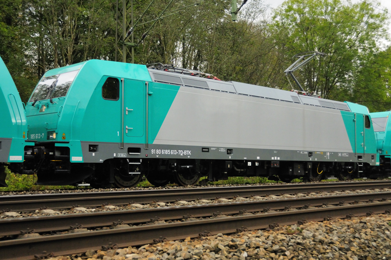 Mit Spitzenlicht, gehobenem Stromabnehmer, und leise summenden Lftern stellte sich 185 613-7 dem Lokportrait. Personal war nirgends zu sehen... (KBS 980, 15.10.2009).