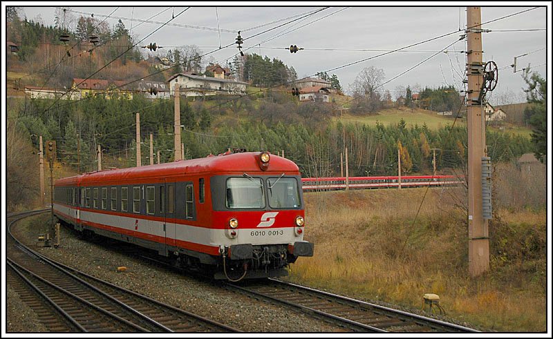 Mit Steuerwagen 6010 001 voraus, durchfhrt IC 559  Stadt Bruck an der Mur  am 25.11.2006 die Station Klamm-Schottwien am Semmering.