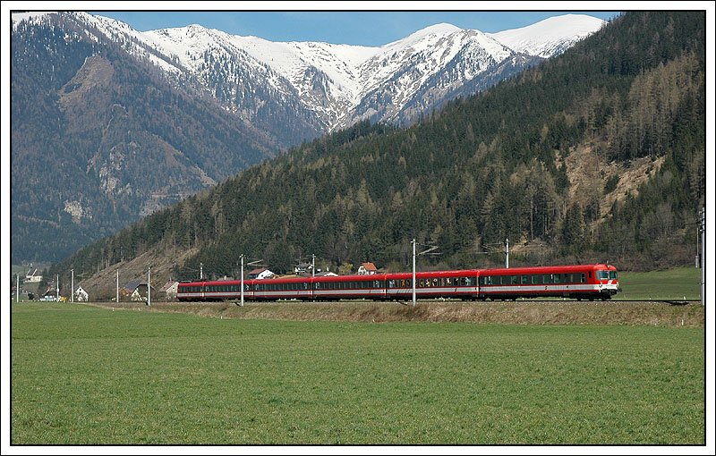 Mit Steuerwagen 6010 007 voraus (Triebkopf war 4010 013) IC 613  Ferdinand Raimund  von Salzburg nach Graz, aufgenommen am 5.4.2007 zwischen Seiz und Traboch. 