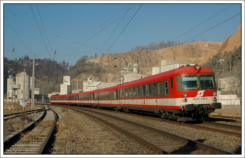 Mit Steuerwagen 6010 013 voraus, IC 515  Therme Nova Kflach  von Innsbruck nach Graz am 11.1.2008 bei der Durchfahrt in Peggau-Deutschfeistritz.