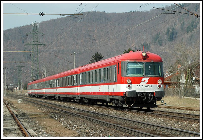 Mit Steuerwagen 6010 015 voraus - IC 515  Alexander Girardi  von Innsbruck nach Graz, kurz vor dem Grazer Hauptbahnhof am 22.3.2006 in Graz-Gsting aufgenommen.