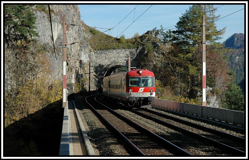 Mit Steuerwagen 6010 018 voraus berquert IC 559  Stadt Bruck an der Mur  von Wien nach Graz am 26.10.2006 das Krauselklause Viadukt kurz nach Breitenstein.