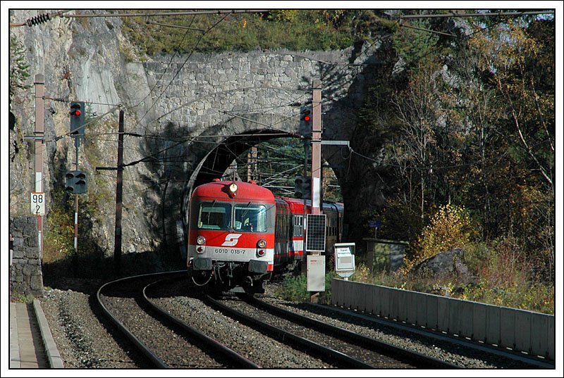 Mit Steuerwagen 6010 018 voraus berquert IC 559  Stadt Bruck an der Mur  von Wien nach Graz am 26.10.2006 das Krauselklause Viadukt kurz nach Breitenstein.