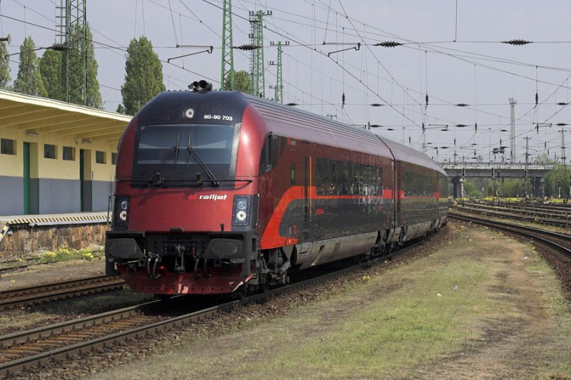 Mit Steuerwagen 80-90 703 voraus durchfhrt im April 2009 der rj 66 den Bahnhof Budapest-Ferencvros.

Das Bild wurde brigens vom Bahnsteigende aufgenommen.