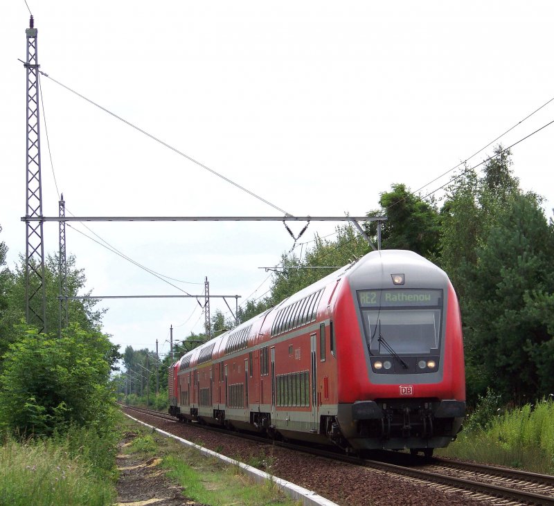 Mit Steuerwagen voraus kommt hier der RE2 von Cottbus nach Rathenow durch Lbebnau/Spreewald gefahren. Hier zwischen Calau/Niederlausitz und Lbbenau. 19.07.2009
