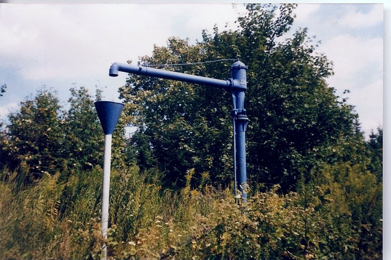 Mit der Stillegung der Strecke von Basdorf nach Gro Schnebeck drfte dieser Wasserkran lngst verschwunden sein.Im August 1998 fand ich diesen fast zugewachsen noch in Gro Schnebeck an.