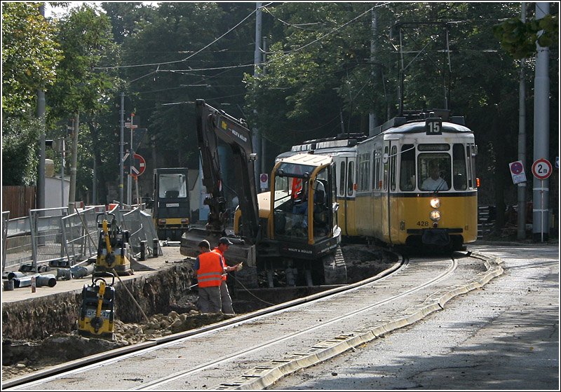 Mit der Straßenbahn durch die Baustelle - 

Haarscharf fährt die Straßenbahn hier an der Baustelle für das Gegengleis vorbei. Im Bild der Abschnitt in der Gänsheidestraße auf der Strecke nach Ruhbank. 

28.9.2006 (M)