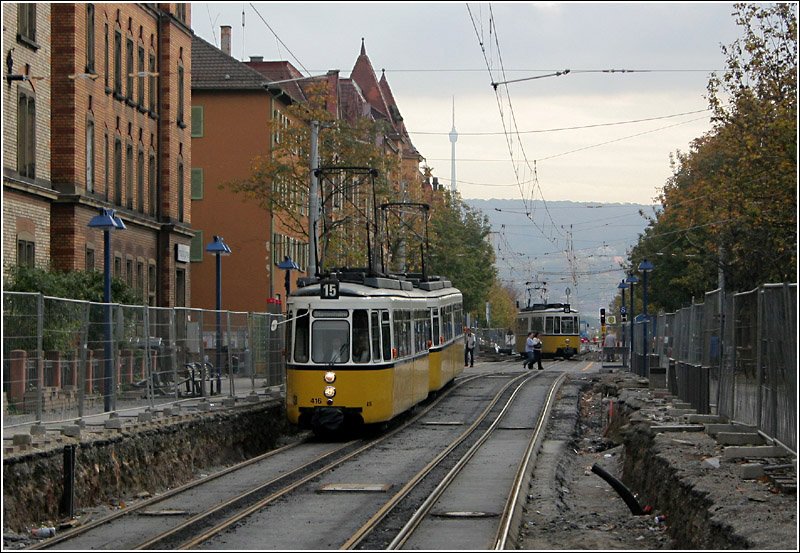 Mit der Straßenbahn durch die Baustelle - 

Seit 23. Oktober fährt der 15er wieder durch die Nordbahnhofstraße. Der GT4-Tw befindet sich hier im Bereich der zukünftigen Haltestelle Mittnachtstraße. Hier wurden die neuen Gleise für die Stadtbahn abgesenkt, damit die Seitenhochbahnsteige nicht zu hoch über die Straßenoberfläche ragen. 

27.10.2006 (M)
