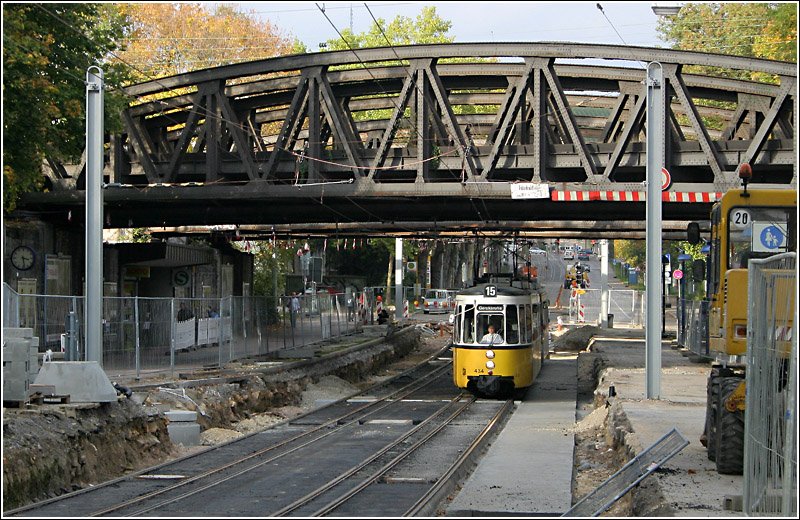 Mit der Straßenbahn durch die Baustelle - 

Baustelle für die Stadtbahn-Haltestelle am Nordbahnhof. 

27.10.2006 (M)