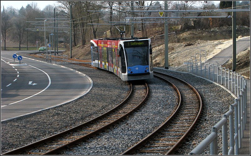 Mit der Straßenbahn nach Ulm-Böfingen -

Der Combino 48 kommt die Böfinger Steige herunter und wird gleich die ebene Strecke an der Donau erreichen. 

22.03.2009 (J)