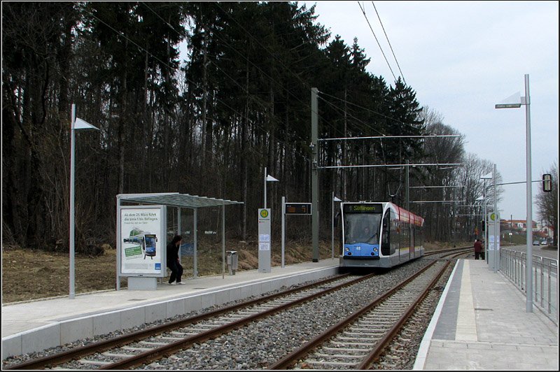 Mit der Straßenbahn nach Ulm-Böfingen -

Die Haltestelle Mecklenburgweg zeigt die typische Gestaltung der Stationen der Ulmer Neubaustrecke. 

22.03.2009 (J)